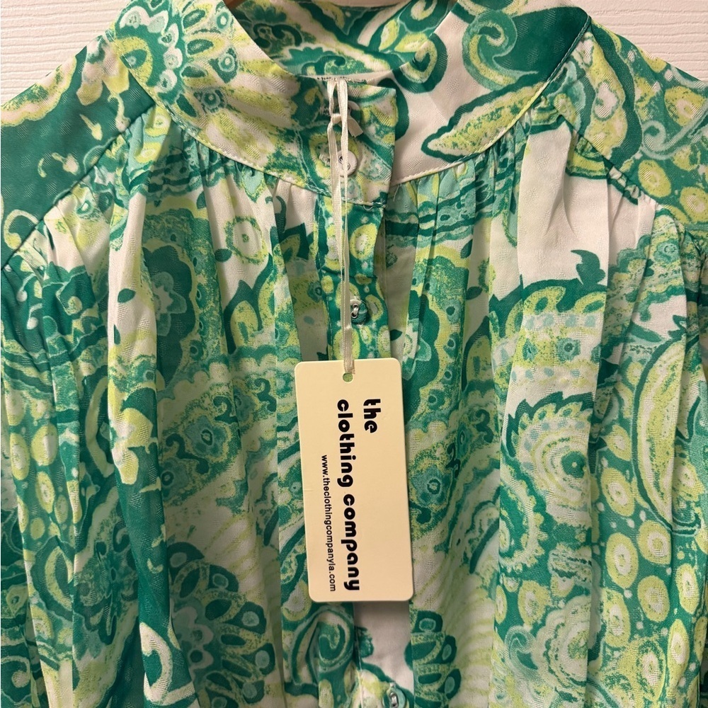 The Clothing Company Green and White Paisley Dress w/ Gold Chain Belt detail - Picture 4 of 5